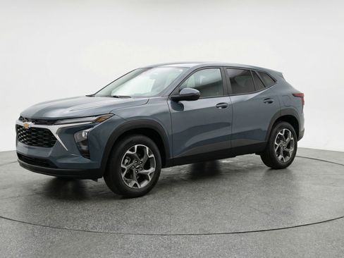 Used 2025 Chevrolet Trax LT FWD image 3