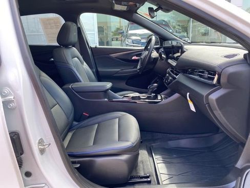Used 2025 Buick Envista Sport Touring w/ Experience Buick Package FWD image 18