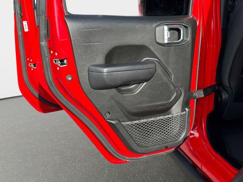 Used 2024 Jeep Wrangler Unlimited Rubicon image 12