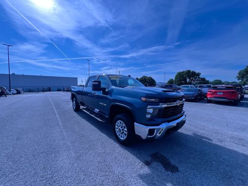 Used 2024 Chevrolet Silverado 2500 LT AWD/4WD image 2