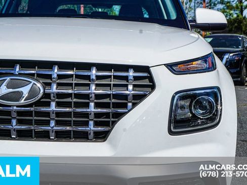 Used 2025 Hyundai Venue SEL image 11