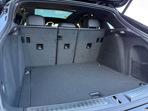 Used 2025 Porsche Macan AWD/4WD image 33