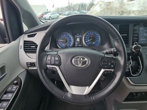 Used 2020 Toyota Sienna XLE w/ Carpet Mat Package image 10