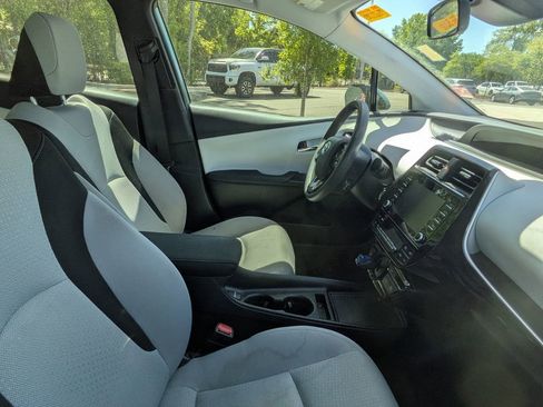 Used 2021 Toyota Prius LE image 10