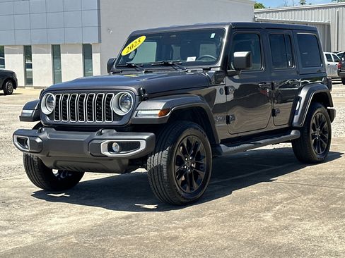 Used 2025 Jeep Wrangler Unlimited Sahara AWD/4WD image 1