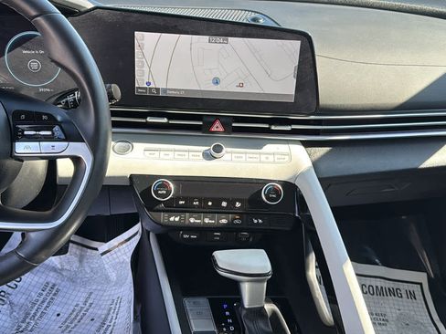 Used 2023 Hyundai Elantra Limited image 21