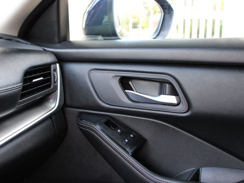 Used 2024 Nissan Rogue SV FWD image 18