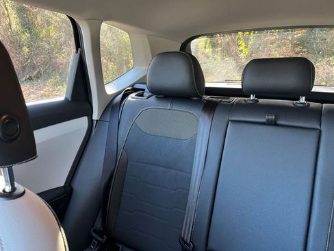 Used 2025 Volkswagen Taos SE image 39