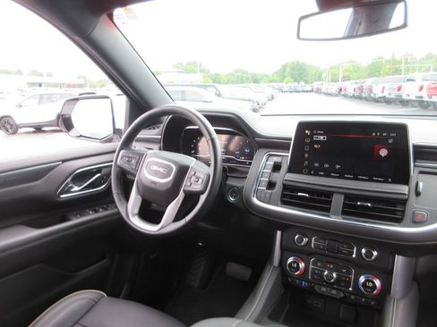 Used 2024 GMC Yukon SLT w/ SLT Luxury Package AWD/4WD image 28