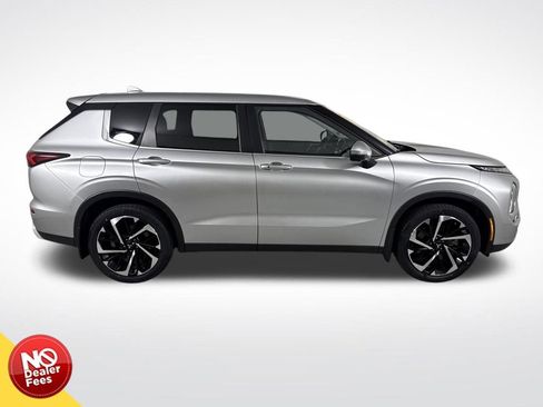 Used 2022 Mitsubishi Outlander SE image 2