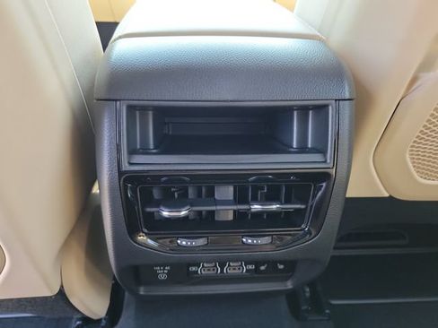 Used 2025 Jeep Grand Cherokee Limited RWD image 13