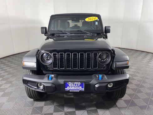 Used 2024 Jeep Wrangler Unlimited w/ Convenience Group AWD/4WD image 12