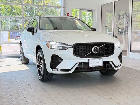 Used 2024 Volvo XC60 B5 Plus w/ Protection Package Premier AWD/4WD image 3