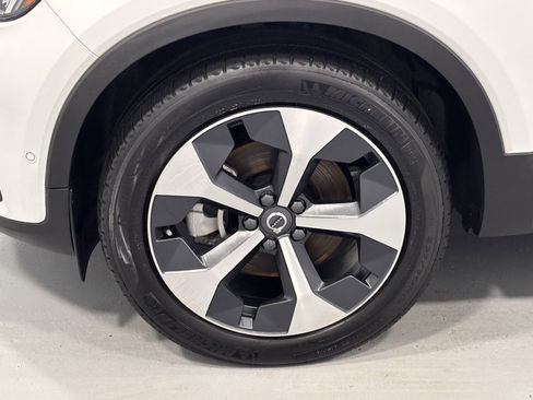 Certified 2025 Volvo XC40 B5 Plus image 29