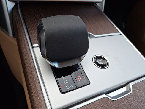 New 2025 Land Rover Range Rover Long Wheelbase SE image 10