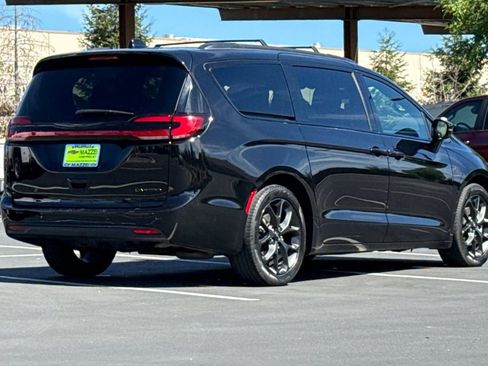 Used 2025 Chrysler Pacifica Limited FWD image 11