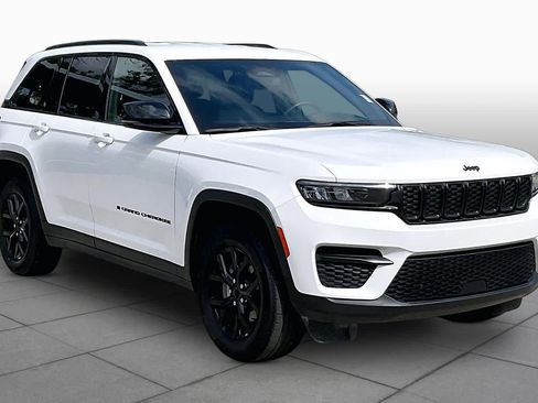 Used 2024 Jeep Grand Cherokee Altitude AWD/4WD image 3
