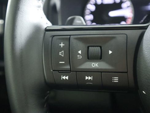 Used 2024 Nissan Pathfinder SL w/ Black Appearance Package image 11