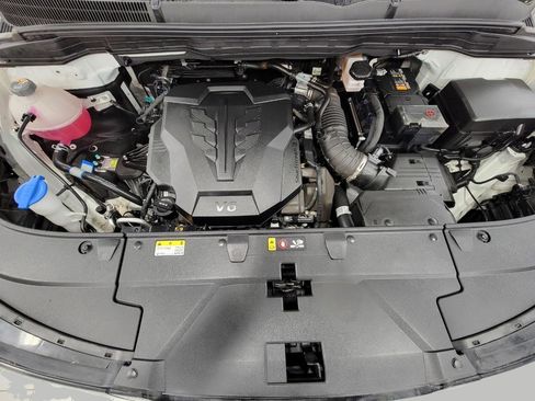 Used 2025 Kia Carnival FWD image 8