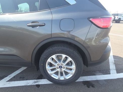 Used 2020 Ford Escape SE image 16