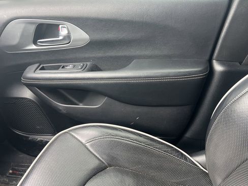 Used 2019 Chrysler Pacifica Limited w/ Advanced Safetytec Group FWD image 11