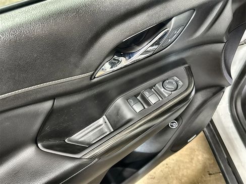 Used 2023 GMC Acadia SLT image 14