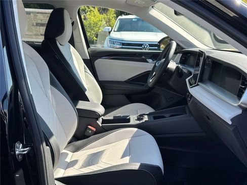 New 2026 Volkswagen Tiguan SE FWD image 12
