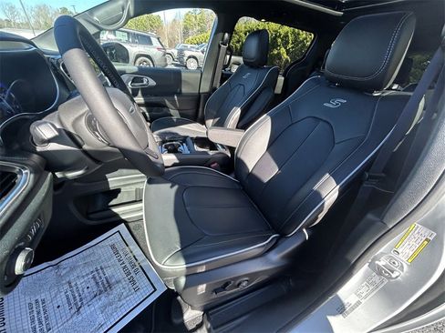 New 2026 Chrysler Pacifica Limited image 18