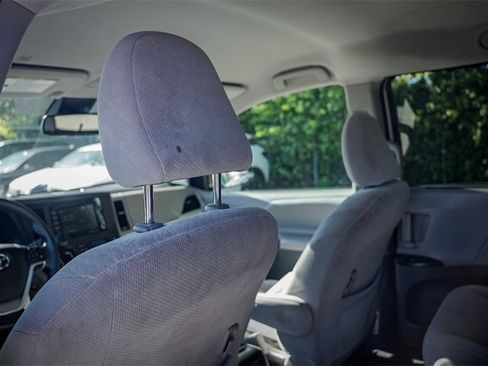 Used 2020 Toyota Sienna LE image 23