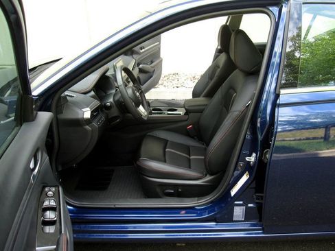 Used 2024 Nissan Altima 2.5 SR FWD image 17