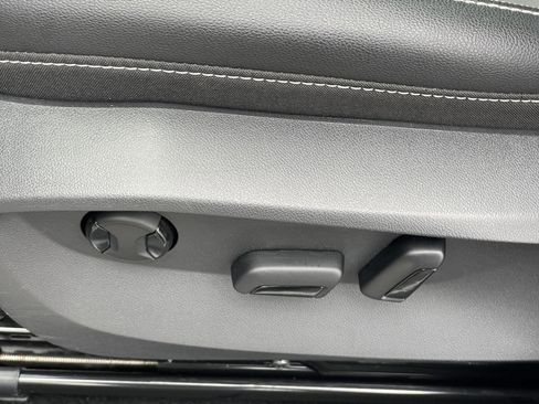 Used 2023 Volkswagen Taos SE w/ Panoramic Sunroof Package image 23