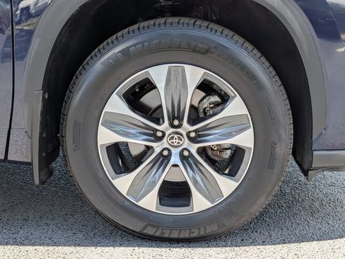 Used 2025 Toyota Highlander XLE AWD/4WD image 11