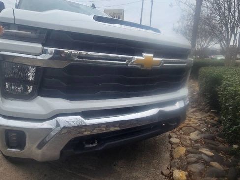 Used 2024 Chevrolet Silverado 2500 LT image 4