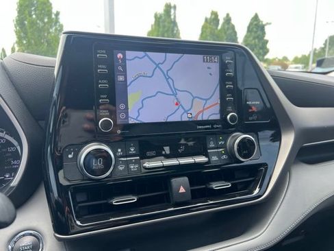 Used 2022 Toyota Highlander XLE FWD image 19