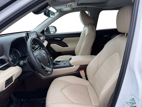 Used 2022 Toyota Highlander XLE image 9