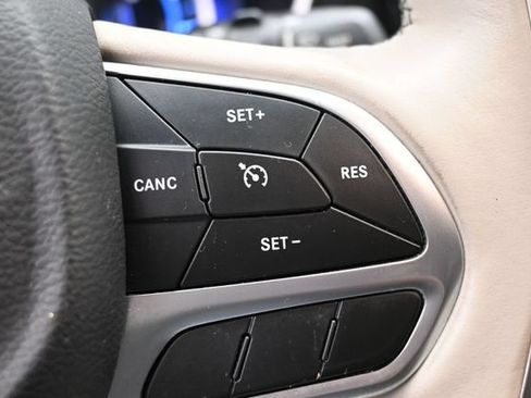 Used 2020 Chrysler Pacifica Limited FWD image 17