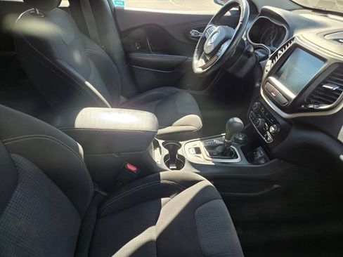 Used 2016 Jeep Cherokee Latitude AWD/4WD image 4
