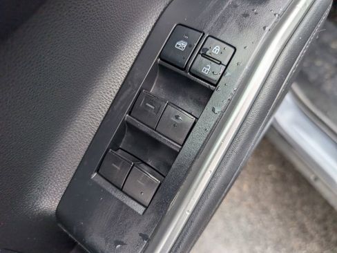 Used 2022 Toyota Highlander XLE AWD/4WD image 16