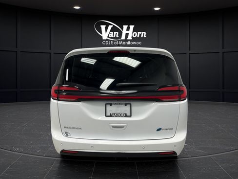 Used 2023 Chrysler Pacifica Limited w/ Uconnect Theater Family Group FWD image 6