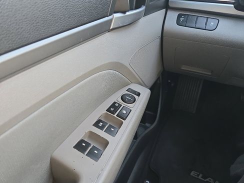 Used 2017 Hyundai Elantra SE image 24