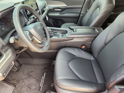 New 2026 Toyota Grand Highlander XLE image 9