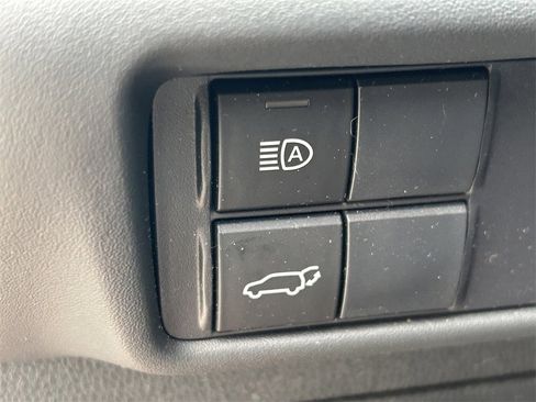 Used 2020 Toyota Highlander XLE image 29