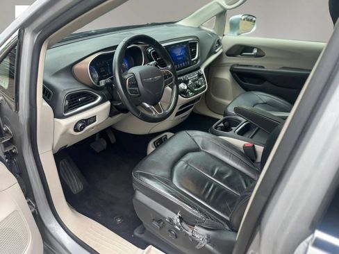 Used 2017 Chrysler Pacifica Touring-L FWD image 11