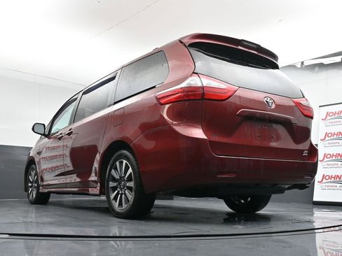Used 2018 Toyota Sienna XLE image 21