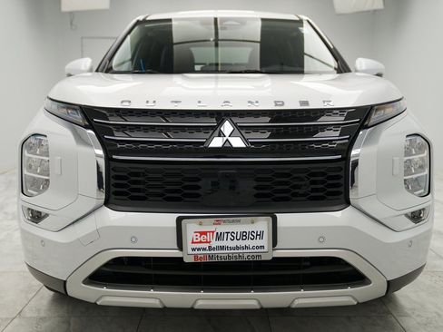 Used 2024 Mitsubishi Outlander SE image 3