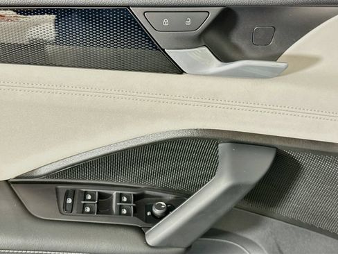 Used 2025 Volkswagen Tiguan SE AWD/4WD image 22
