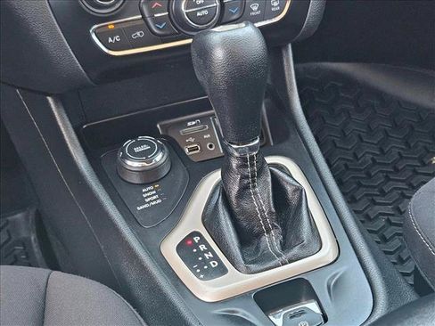 Used 2015 Jeep Cherokee Latitude w/ Comfort/Convenience Group AWD/4WD image 19