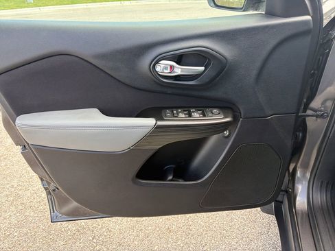 Used 2014 Jeep Cherokee Latitude w/ Cold Weather Group FWD image 11