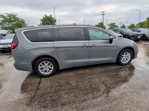 Used 2023 Chrysler Pacifica Touring-L FWD image 11