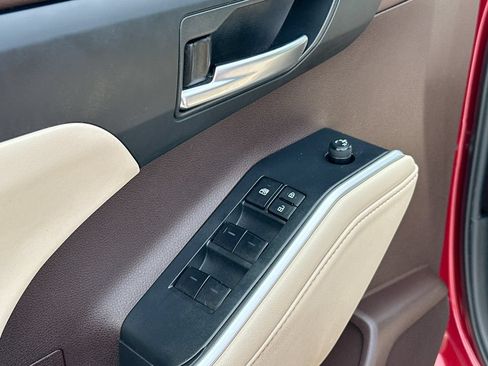 Used 2022 Toyota Highlander XLE FWD image 21
